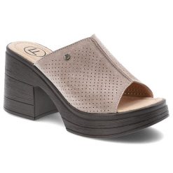 Klapki damskie Filippo, na wysokim klocku zamszowe z miękkimi wkładkami, beżowe, DK6814-25-BE. Brązowe klapki damskie Filippo, bez wzorów, z zamszu, bez obcasa, na obcasie, bez zapięcia. Za 149.00 zł.