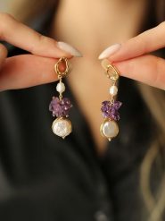 Pierres delicates Pozłacane kolczyki-wkrętki z perłami i ametystami rozmiar: onesize. Białe kolczyki damskie Pierres delicates, z ametystem, pozłacane. Za 65.99 zł.