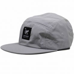 Regulowana czapka z daszkiem typu strapback – wodoodporna (szara). Szare czapki z daszkiem damskie SURF MONKEY, bez wzorów. Za 179.95 zł.
