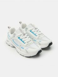 Trampki sportowe sznurowane - biały. Białe trampki damskie Sinsay, bez wzorów, bez zapięcia. W wyprzedaży za 39.99 zł.