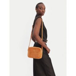 Torebka Patrizia Pepe. Brązowe listonoszki damskie Patrizia Pepe, bez wzorów, bez dodatków. Za 729.99 zł.