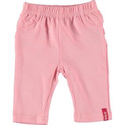 Spodnie w kolorze jasnoróżowym. Czerwone spodnie niemowlęce Beebielove, w koronkowe wzory, z bawełny. W wyprzedaży za 27.95 zł.