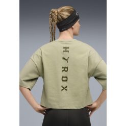 Damska skrócona koszulka PUMA x HYROX Lifestyle PUMA Lux Army Green. Zielone bluzki damskie Puma, bez wzorów, bez kołnierzyka, bez ramiączek. Za 179.00 zł.