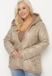 Ciemnobeżowa Kurtka Pikowana o Pudełkowym Kroju z Kapturem Nusolea. Brązowe kurtki damskie Born2be, plus size, bez wzorów, z jeansu, z kapturem. Za 159.99 zł.