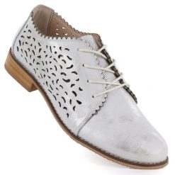 Skórzane półbuty damskie ażurowe białe Cambell 19386. Białe półbuty damskie Cambell, w ażurowe wzory, ze skóry, bez obcasa, bez zapięcia. Za 199.99 zł.