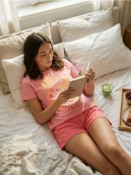 Bawełniana piżama dwuczęściowa z motywem owocowym - różowy. Czerwone piżamy damskie Sinsay, bez wzorów, z bawełny, bez ramiączek. Za 19.99 zł.