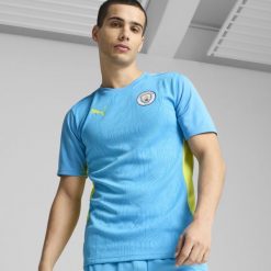 Koszulka piłkarska na trening Manchester City 24/25. Bluzki damskie Puma, l, bez wzorów, z materiału, bez kołnierzyka, bez ramiączek. Za 179.99 zł.
