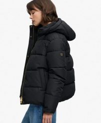 Superdry Premium Pikowana Kurtka z Kapturem – wypełnienie z recyklingu – Black. Czarne kurtki damskie Superdry, bez wzorów, z kapturem. Za 550.00 zł.