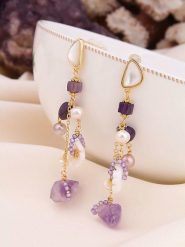 Pierres de Jade Pozłacane kolczyki-wkrętki z perłami i ametystami rozmiar: onesize. Białe kolczyki damskie Pierres de Jade, z ametystem, pozłacane. Za 91.34 zł.