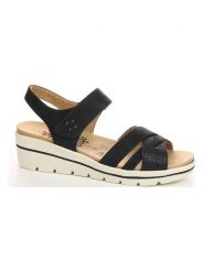 Relife Sandały w kolorze czarnym na koturnie rozmiar: 41. Czarne sandały damskie Relife, bez wzorów, z otwartym noskiem, bez obcasa, na koturnie, bez zapięcia. Za 82.83 zł.