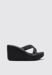 Klapki dla kobiet Ipanema HIGH FASHION SLIDE. Czarne klapki damskie Ipanema, bez wzorów, z gumy, bez obcasa, na koturnie, bez zapięcia. Za 149.00 zł.