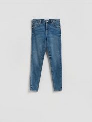 Jeansy slim z dłuższą nogawką - niebieski. Niebieskie jeansy damskie Reserved. Za 99.99 zł.