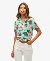 Superdry Koszula Beach Resort z 100% wiskozy z nadrukiem – Luna Rose Mint. Zielone koszule damskie Superdry, na lato, bez wzorów, z wiskozy, bez kołnierzyka, bez ramiączek. Za 215.10 zł.