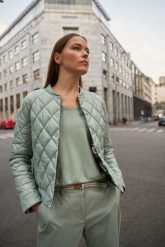 Krótka pikowana kurtka oliwkowa. Zielone kurtki damskie MOODO, bez wzorów, z poliamidu, bez kaptura. Za 199.99 zł.