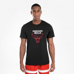 Koszulka do gry w koszykówkę unisex Tarmak NBA Chicago Bulls TS 900. Czarne bluzki damskie TARMAK, m, bez wzorów, z bawełny, bez kołnierzyka, bez ramiączek. Za 79.99 zł.
