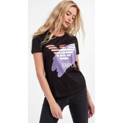 T-shirt EMPORIO ARMANI. T-shirty damskie Emporio Armani, xs, bez wzorów, bez kołnierzyka. W wyprzedaży za 465.57 zł.
