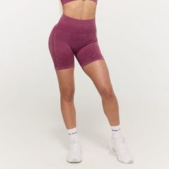 Szorty damskie fitness bezszwowe slim Lift Plum. Fioletowe spodenki sportowe damskie GYMBEAM, m, bez wzorów, z elastanu, z podwyższonym stanem, na fitness i siłownię. Za 85.90 zł.