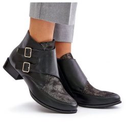Skórzane Botki Na Niskim Obcasie Z Klamrami Maciejka 06696-01 Czarne. Czarne botki damskie ze skóry, eleganckie, bez obcasa, bez zapięcia. Za 605.35 zł.
