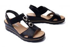 RIEKER 67498-00 black, sandały damskie. Czarne sandały damskie Rieker, bez wzorów, bez obcasa, na koturnie, bez zapięcia. Za 255.92 zł.