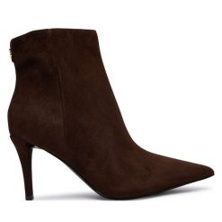 Botki Guess. Brązowe botki damskie Guess, bez obcasa, na szpilce, bez zapięcia. Za 674.99 zł.