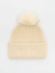 Czapka beanie z pomponem - złamana biel. Czapki damskie Reserved, bez wzorów. W wyprzedaży za 17.99 zł.