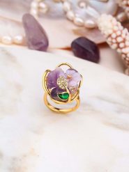 Pierres delicates Pozłacany pierścionek z perłą i kamieniami szlachetnymi rozmiar: onesize. Różowe pierścionki damskie Pierres delicates, z cyrkonią, pozłacane. Za 52.99 zł.