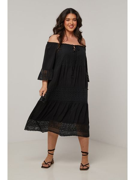 Curvy Lady Sukienka w kolorze czarnym rozmiar: 44/46. Czarne sukienki damskie Curvy Lady, bez wzorów, z koronki, klasyczne, bez ramiączek. Za 109.26 zł.