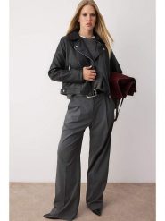 Trendyol Kurtka w kolorze czarnym ze skóry syntetycznej rozmiar: L. Czarne kurtki damskie Trendyol, l, bez wzorów, ze skóry, bez kaptura. Za 109.26 zł.