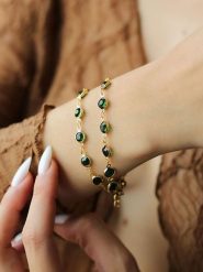 Pierres delicates Pozłacana bransoletka z kryształami rozmiar: onesize. Zielone bransoletki damskie Pierres delicates, pozłacane. Za 39.99 zł.