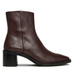 Botki Calvin Klein. Czerwone botki damskie Calvin Klein, bez obcasa, na płaskiej podeszwie, bez zapięcia. Za 679.99 zł.