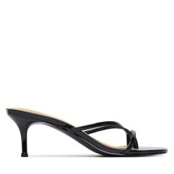 Klapki Guess. Czarne klapki damskie Guess, z aplikacjami, bez obcasa, bez zapięcia. Za 499.99 zł.