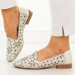 Beżowe skórzane ażurowe półbuty damskie Filippo Dp7709/26. Brązowe półbuty damskie Filippo, na lato, w ażurowe wzory, z jeansu, z okrągłym noskiem, bez obcasa, na płaskiej podeszwie, bez zapięcia. Za 219.00 zł.