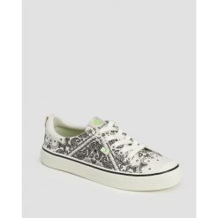 Tenisówki Cariuma OCA Low Off-White Bandana Canvas. Białe trampki damskie CARIUMA, bez wzorów, bez zapięcia. W wyprzedaży za 233.70 zł.