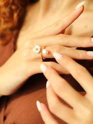 Pierres delicates Pozłacany pierścionek z perłą rozmiar: onesize. Białe pierścionki damskie Pierres delicates, z perłą, pozłacane. Za 69.99 zł.