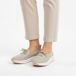 Półbuty damskie S.Barski, lekka konstrukcja perforowana cholewka sznurowanie elastyczna podeszwa miękkie wnętrze, beżowe, LR61-7044. Brązowe półbuty damskie S.BARSKI, na lato, bez wzorów, z jeansu, bez obcasa, na platformie, bez zapięcia. Za 189.00 zł.