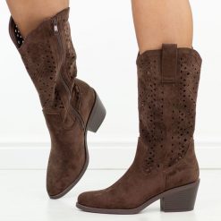 Czekoladowe ażurowe kozaki damskie na obcasie S.Barski 8126. Brązowe kozaki damskie S.BARSKI, na jesień, z jeansu, bez obcasa, na obcasie, bez zapięcia. Za 259.00 zł.