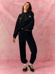 4F Spodnie dresowe joggery damskie - czarne S. Czarne spodnie dresowe damskie 4F, s, bez wzorów, z dresówki. Za 149.99 zł.