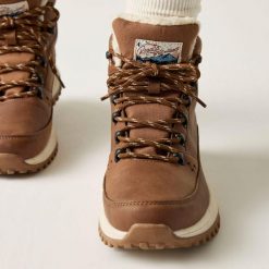Buty trekkingowe damskie Regatta Sherbourne. Szare obuwie trekkingowe damskie Regatta, z futra, bez zapięcia. Za 299.99 zł.