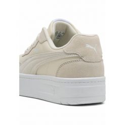 Damskie sneakersy Court Lally Skye z zamszu PUMA Frosted Ivory White. Białe obuwie sportowe damskie Puma, bez zapięcia, tenisowe. W wyprzedaży za 204.00 zł.