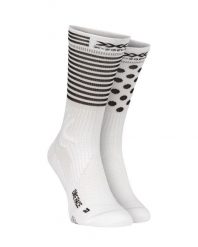 Skarpety rowerowe X-Socks Bike Race 4.0. Białe skarpetki damskie X Socks, bez wzorów, z materiału. Za 58.00 zł.