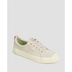 Trampki zamszowe damskie Cariuma OCA Low Vintage White Suede. Białe trampki damskie CARIUMA, bez wzorów, z zamszu, bez zapięcia. W wyprzedaży za 258.30 zł.
