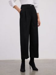 BGN Spodnie w kolorze czarnym rozmiar: 36. Czarne spodnie materiałowe damskie BGN, bez wzorów, z materiału. Za 131.12 zł.