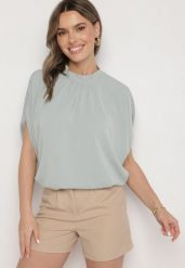 Jasnozielona Bluzka Ozdobiona Stójką i Wiązaniem Rinelea. Zielone bluzki damskie Born2be, bez wzorów, biznesowe, bez kołnierzyka, bez ramiączek. Za 49.99 zł.