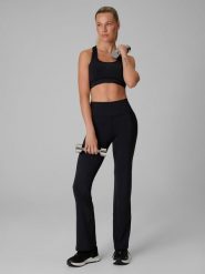 4F Legginsy treningowe z rozszerzanymi nogawkami damskie - czarne M. Czarne legginsy sportowe damskie 4F, m, bez wzorów, z podwyższonym stanem, na fitness i siłownię. Za 149.99 zł.