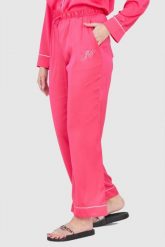 JUICY COUTURE Różowe satynowe spodnie piżamowe z haftowanym logo. Czerwone piżamy damskie Juicy Couture, bez wzorów, z satyny, bez ramiączek. W wyprzedaży za 199.99 zł.