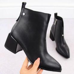 Skórzane botki damskie na obcasie czarne Goe OO2N4211. Czarne botki damskie GOE, z materiału, eleganckie, bez obcasa, na obcasie, bez zapięcia. Za 240.00 zł.