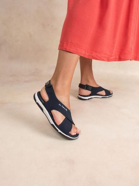 Sandały damskie TBS Jazzfit. Niebieskie sandały damskie TBS, bez wzorów, z materiału, bez obcasa, bez zapięcia. Za 327.50 zł.