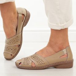 Beżowe ażurowe skórzane półbuty damskie Vinceza 66928. Brązowe półbuty damskie VINCEZA, na lato, z aplikacjami, z jeansu, z okrągłym noskiem, bez obcasa, na płaskiej podeszwie, bez zapięcia. Za 199.00 zł.