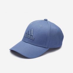 Czapka z daszkiem ADIDAS. Białe czapki z daszkiem damskie Adidas, bez wzorów, z bawełny. W wyprzedaży za 49.99 zł.
