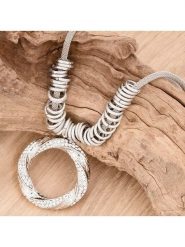 MENTHE À L'O Naszyjnik z elementem ozdobnym - dł. 70 cm rozmiar: onesize. Szare naszyjniki damskie MENTHE À L'O, z kryształem. Za 126.15 zł.